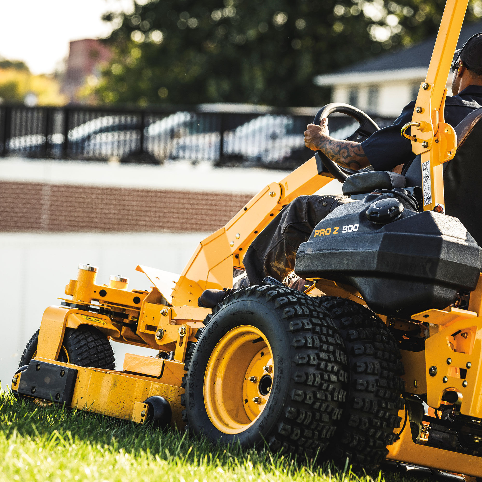 Commercial Zero Turn Slope Mower Pro Z 972 SD EFI